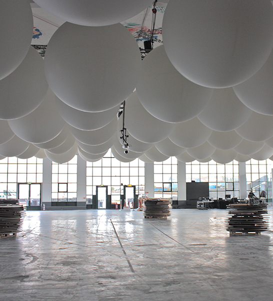 Store balloner i loftet for vild lyssætning!